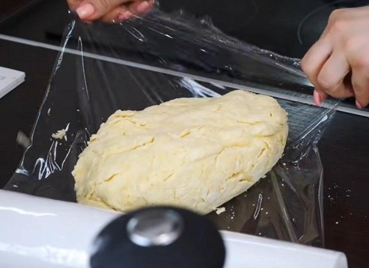 Слоеное тесто без сливочного. Приготовление слоёного теста на производстве. Слоеное тесто на производстве. Слоеное тесто с маслом. Масло для слойки.